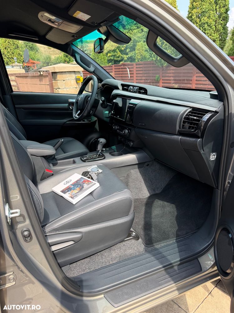 Toyota Hilux 2.8D MHEV Double Cab 6AT AWD Invincible - 13