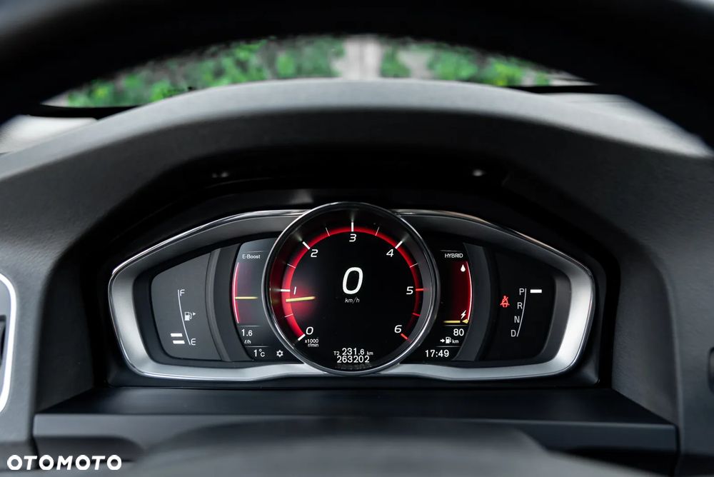 Volvo V60 D6 AWD Plug-in Hybrid Momentum - 28