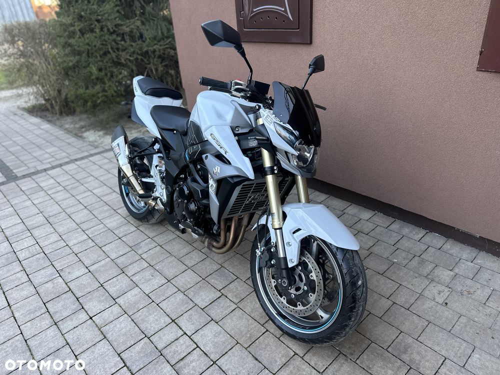 Suzuki GSR - 2