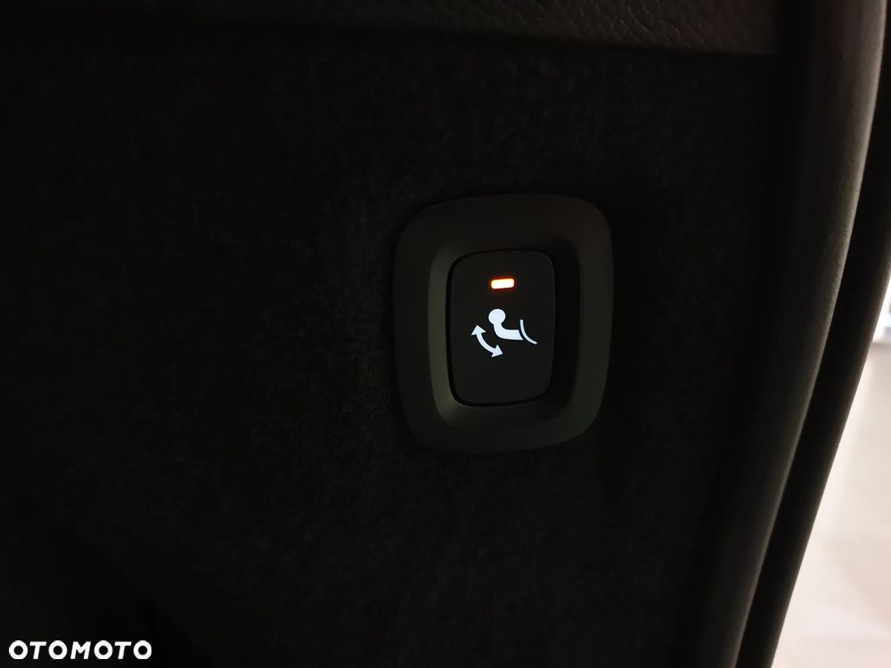 Volvo XC 90 B5 D AWD R-Design 7os - 35