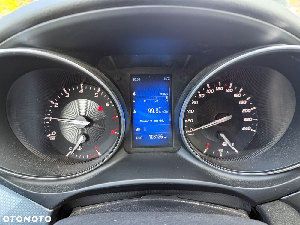 Toyota Avensis 1.6 Premium - 9