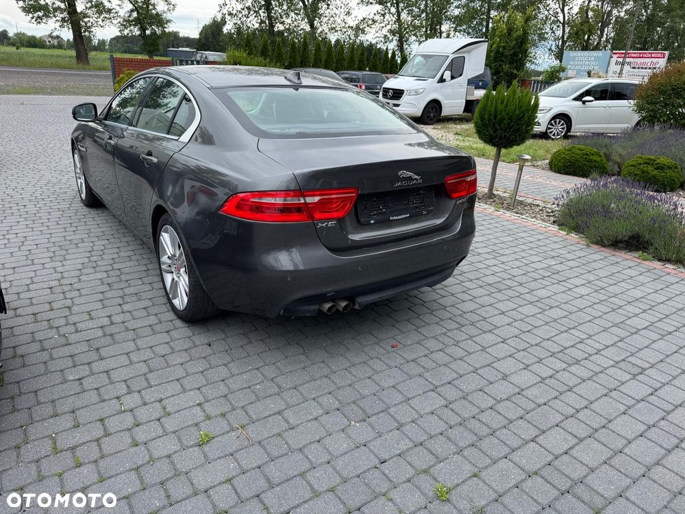 Jaguar XE 2.0 T R-Sport - 5