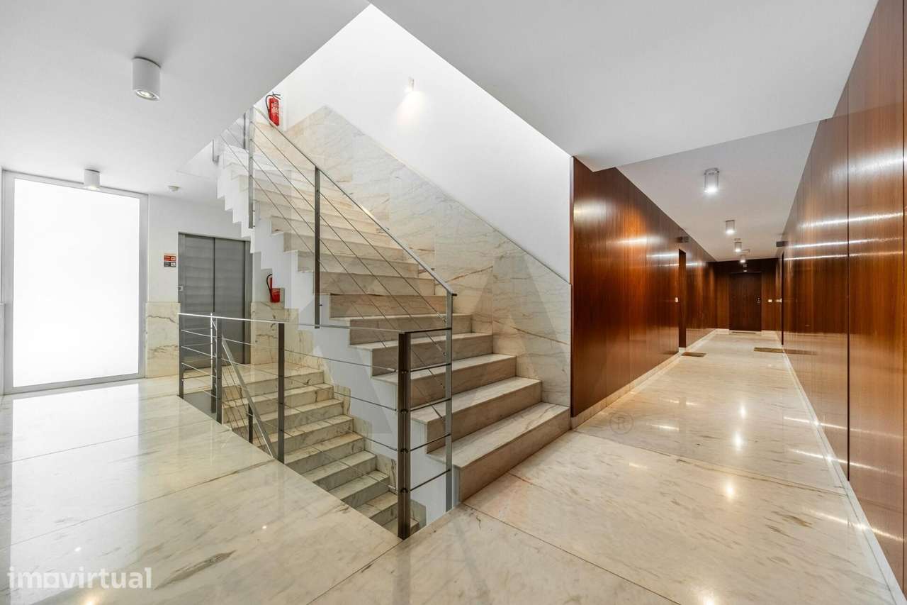 T3 Remodelado com Duas Garagens Box - Elegância Contemporânea em Matos - Grande imagem: 4/31