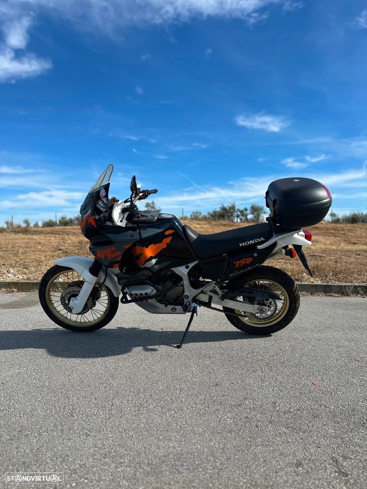 Honda Africa Twin 750 RD07 - 9