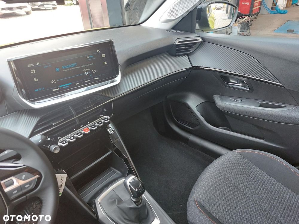Peugeot 208 - 18