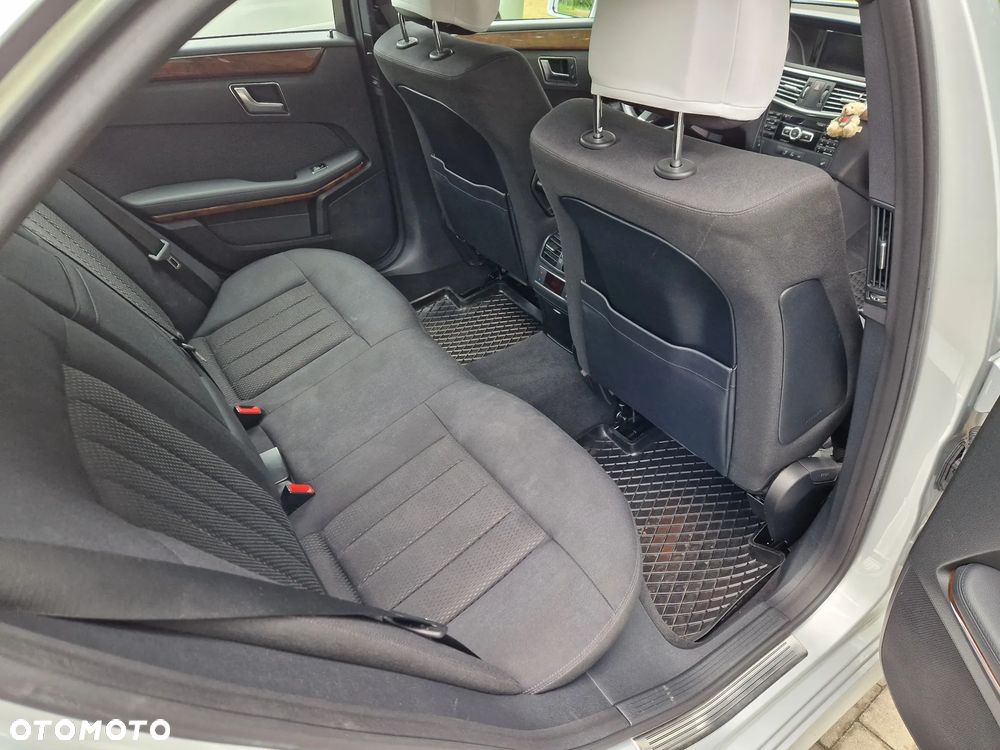 Mercedes-Benz Klasa E 220 CDI DPF BlueEFFICIENCY 7G-TRONIC Elegance - 27