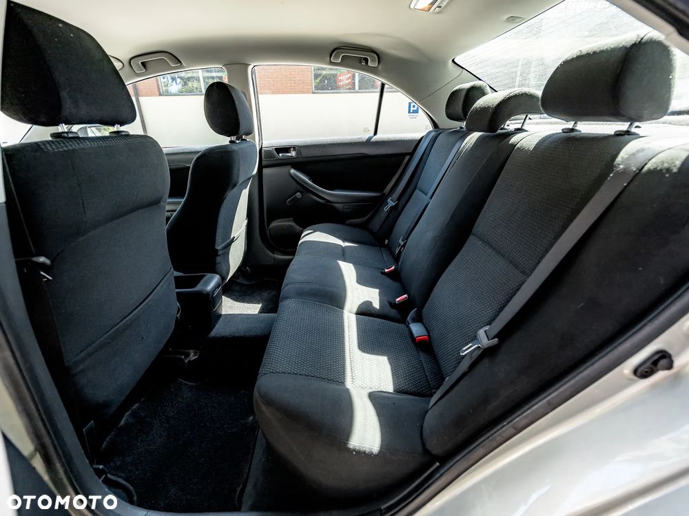 Toyota Avensis 1.8 VVT-i Luna - 17