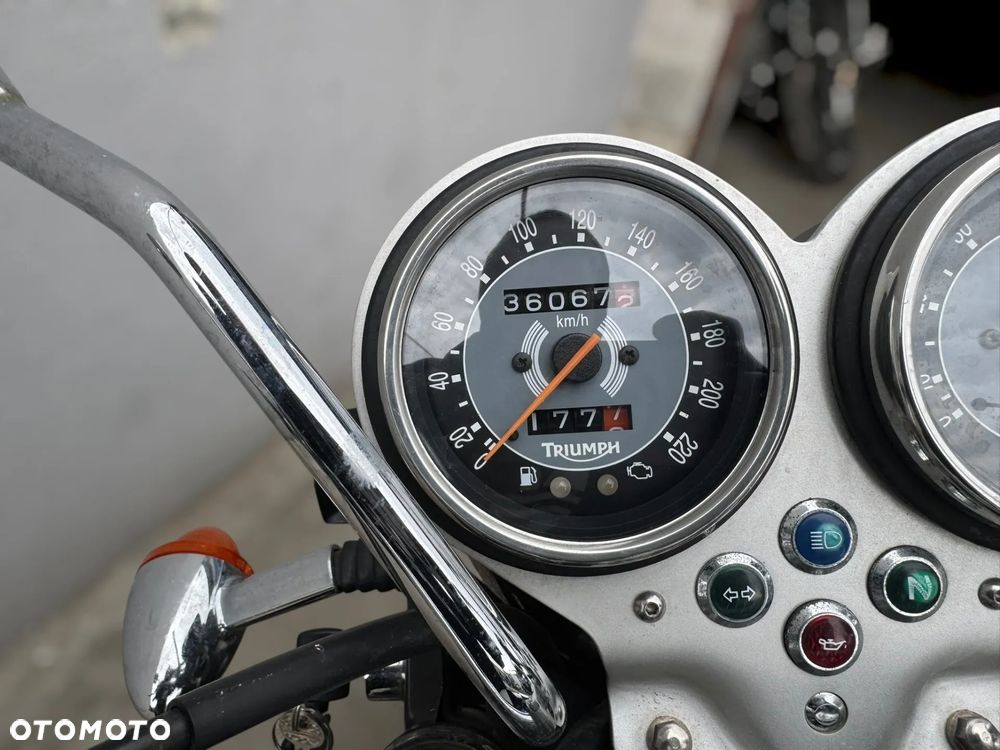 Triumph Bonneville - 20