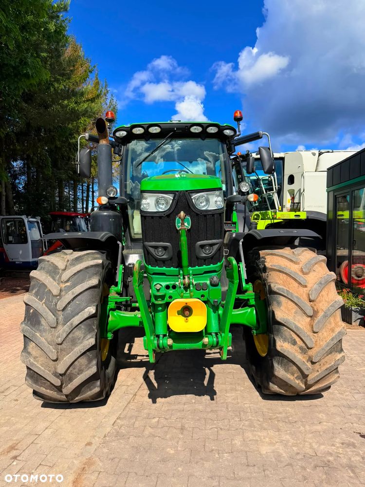 John Deere 6215R - 8
