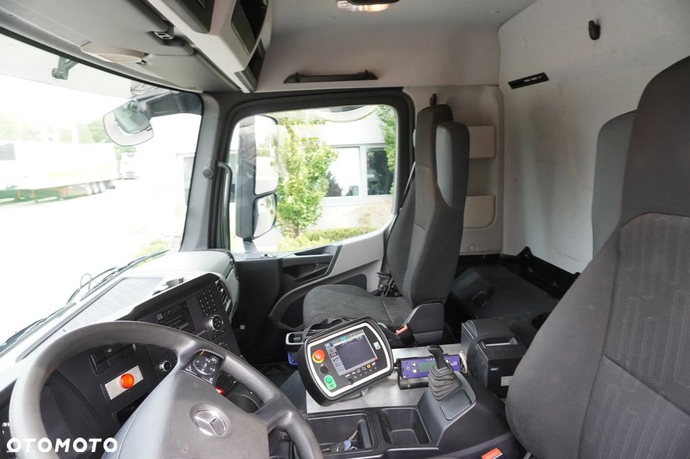 Mercedes-Benz Antos 3240 8x2 / HDS Tajfun 5 t / Zabudowa Śmieciarka Farid Industries / 3 osie skrętne - 18