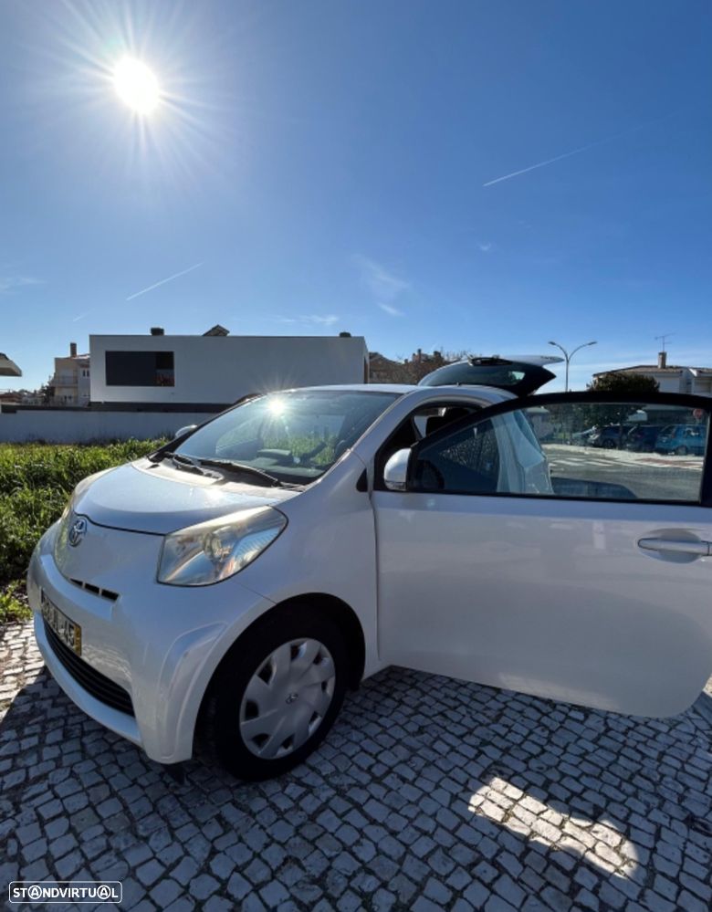 Toyota iQ - 11