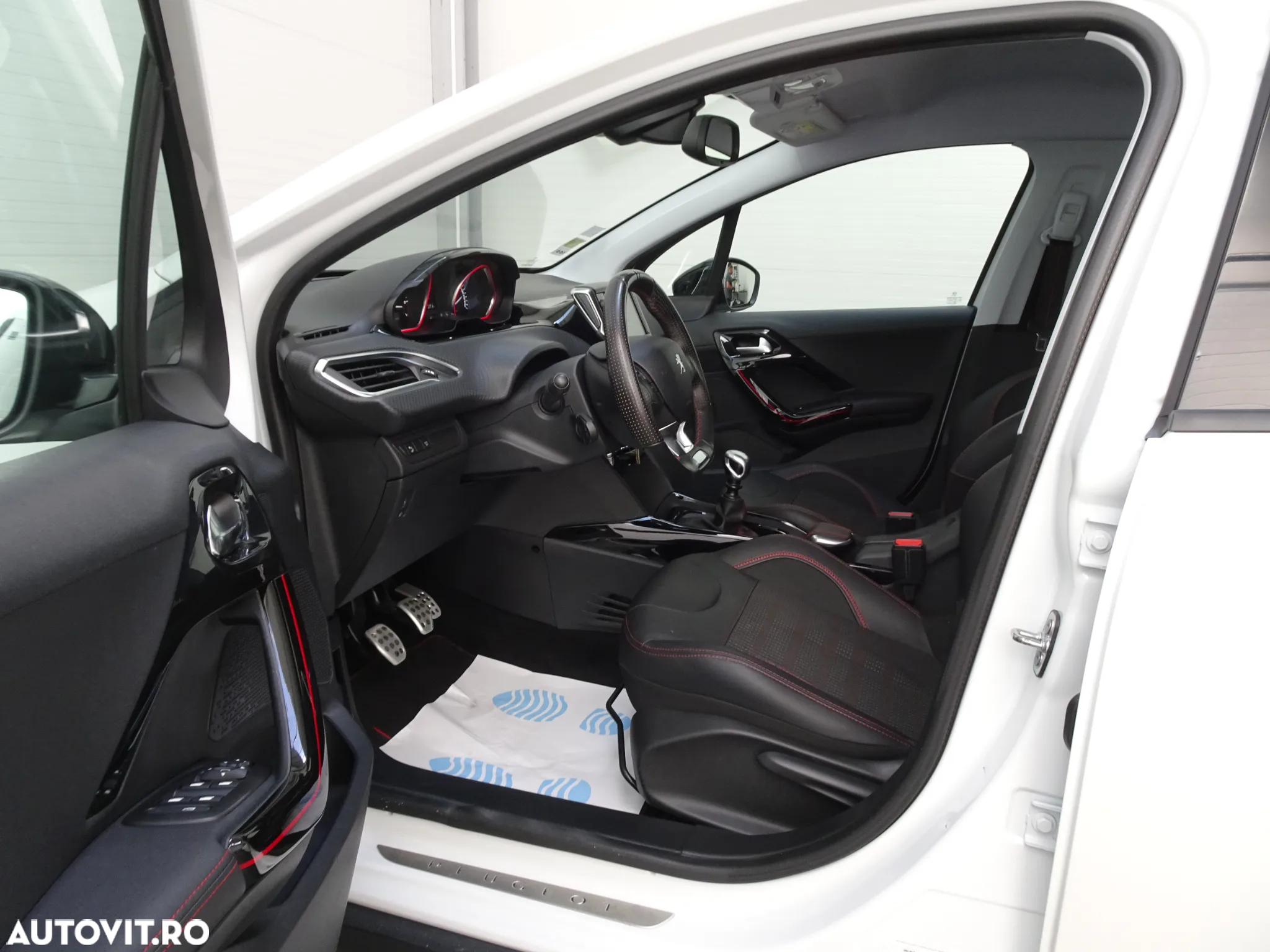 Peugeot 2008 1.2 L PureTech STT GT Line - 16