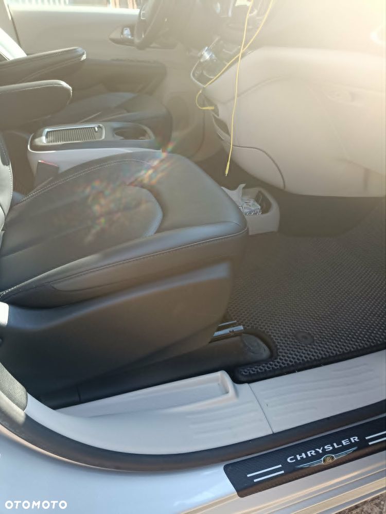 Chrysler Pacifica - 11