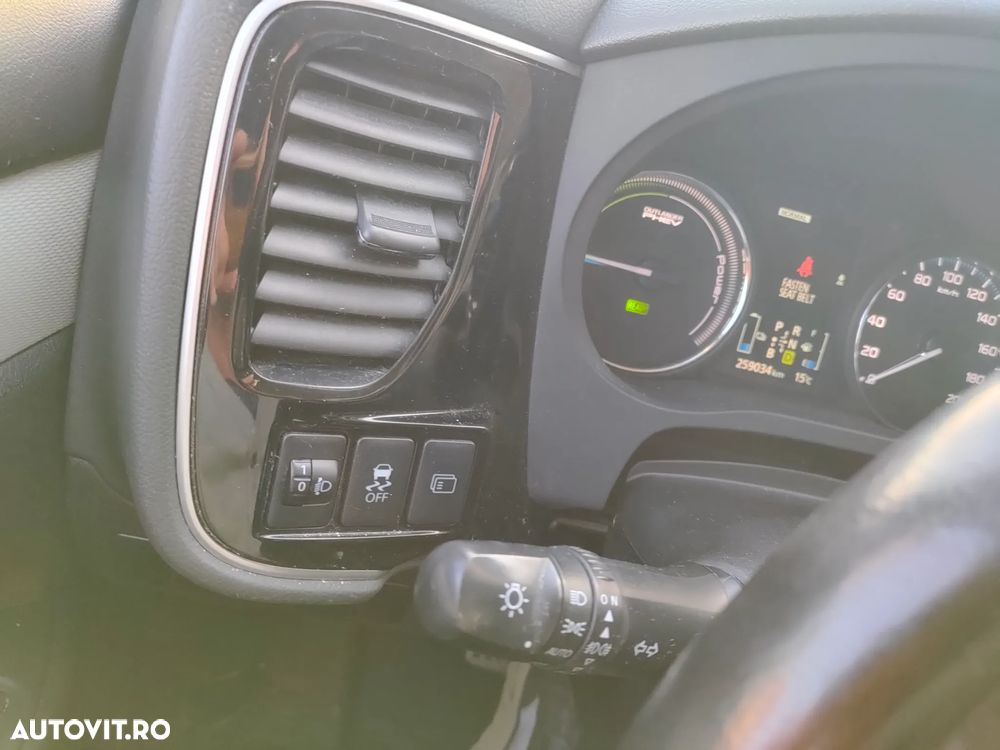 Mitsubishi Outlander 2.0 Litre DOHC MIVEC 4WD Instyle Navi - 3