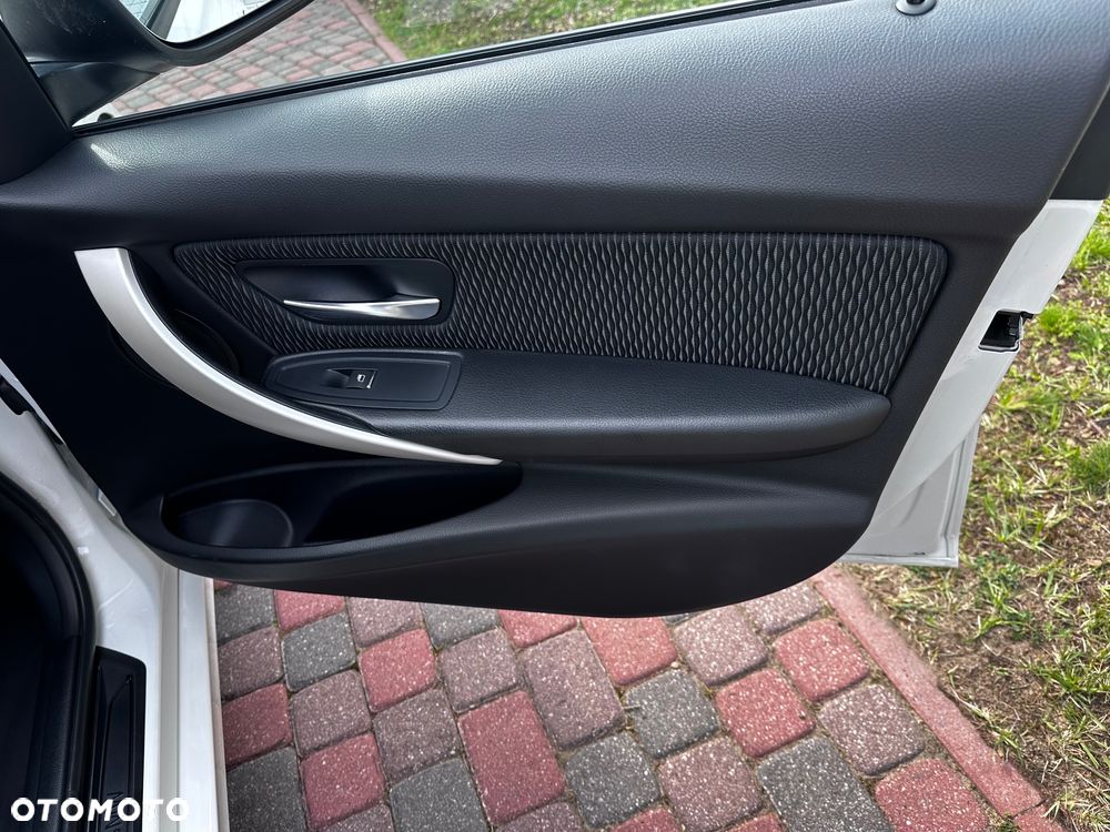 BMW Seria 3 318i - 24