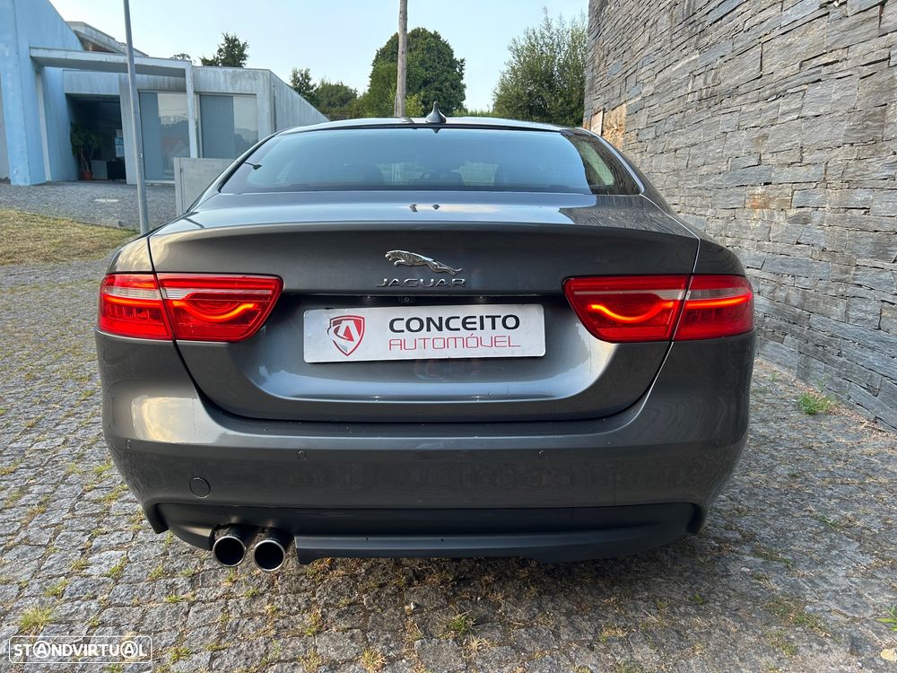 Jaguar XE 2.0 D Portfolio - 7