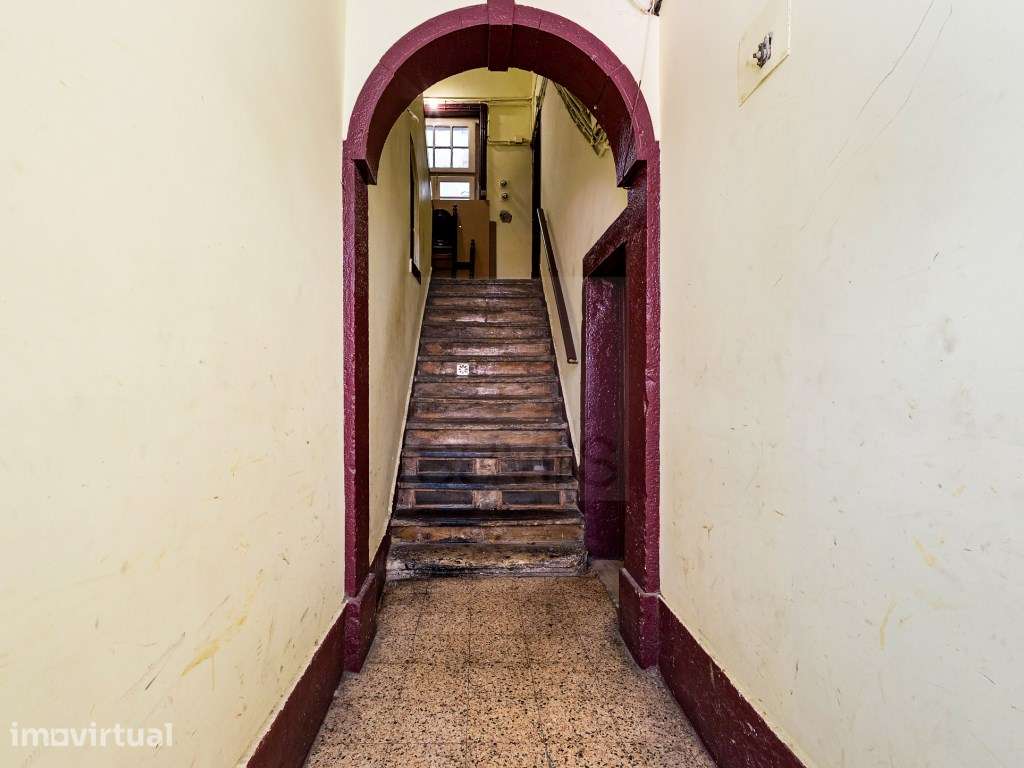 Prédio pombalino no Bairro Alto, no centro de Lisboa - Grande imagem: 5/23