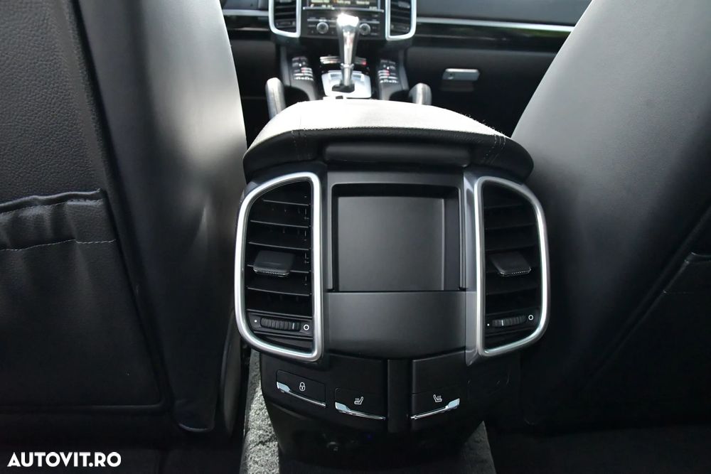 Porsche Cayenne 3.0 L - 23