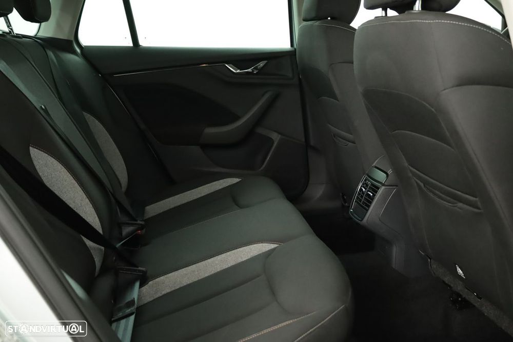 Skoda Kamiq 1.0 TSI DSG — fotografia 21
