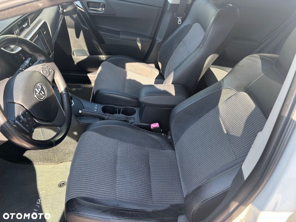 Toyota Auris 1.8 Executive - 9