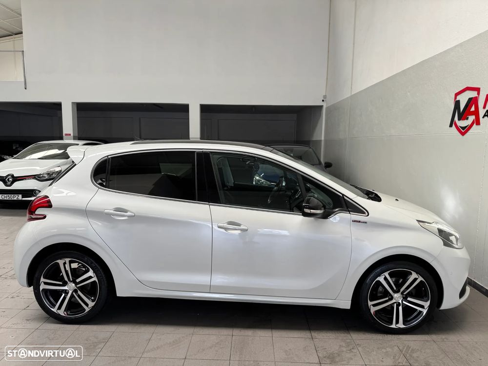 Peugeot 208 - 8