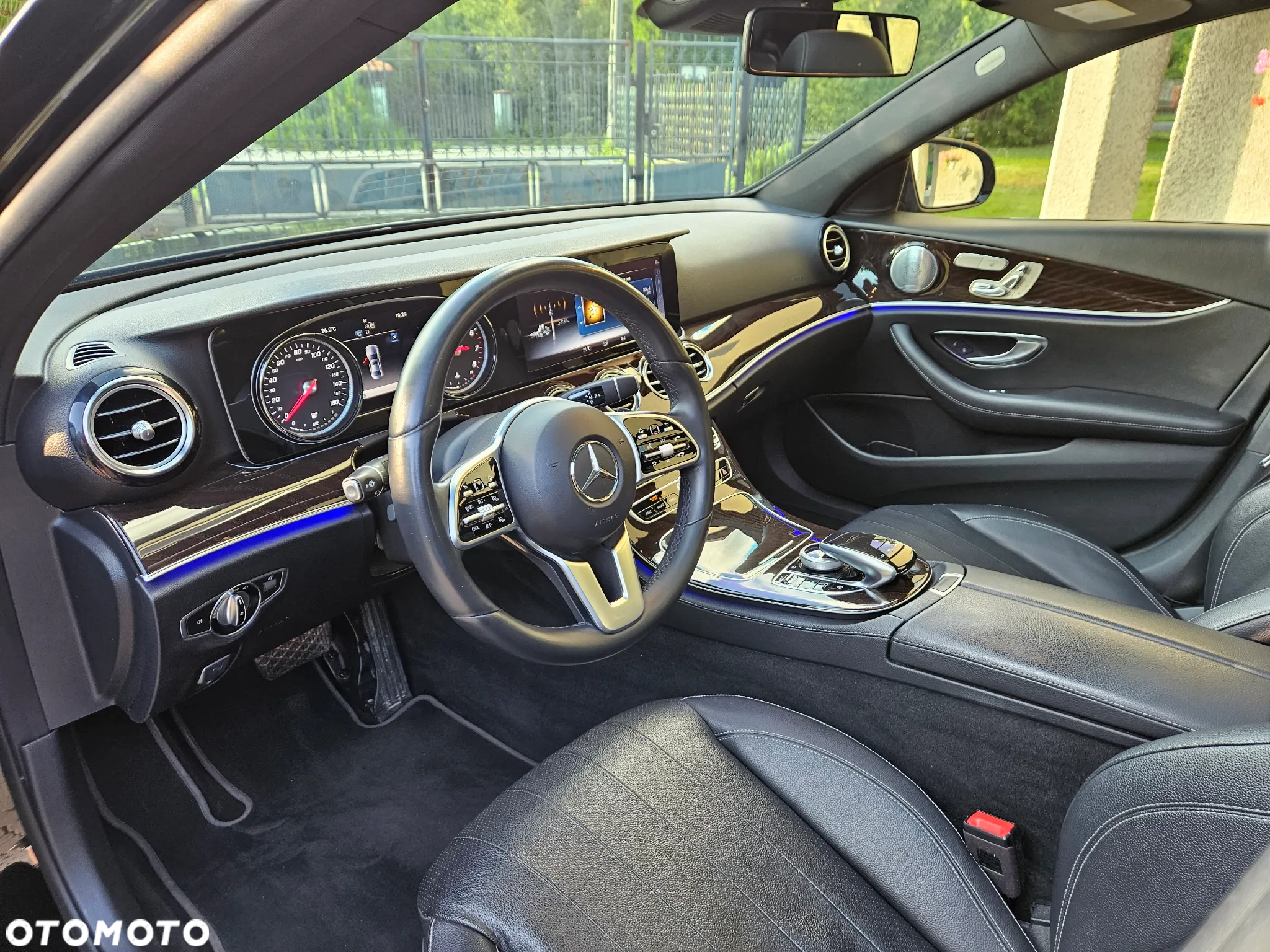 Mercedes-Benz Klasa E 300 9G-TRONIC AMG Line - 19