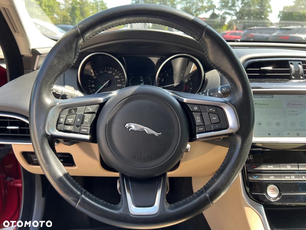 Jaguar XE 2.0 P250 R-Dynamic HSE - 14