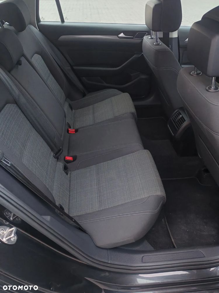 Volkswagen Passat 2.0 TDI SCR Comfortline - 21