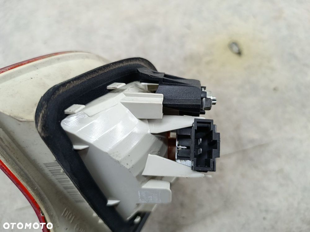 LAMPA TYLNA LEWA W KLAPE AUDI A4 B7 8E5945093A HELLA SEDAN - 7