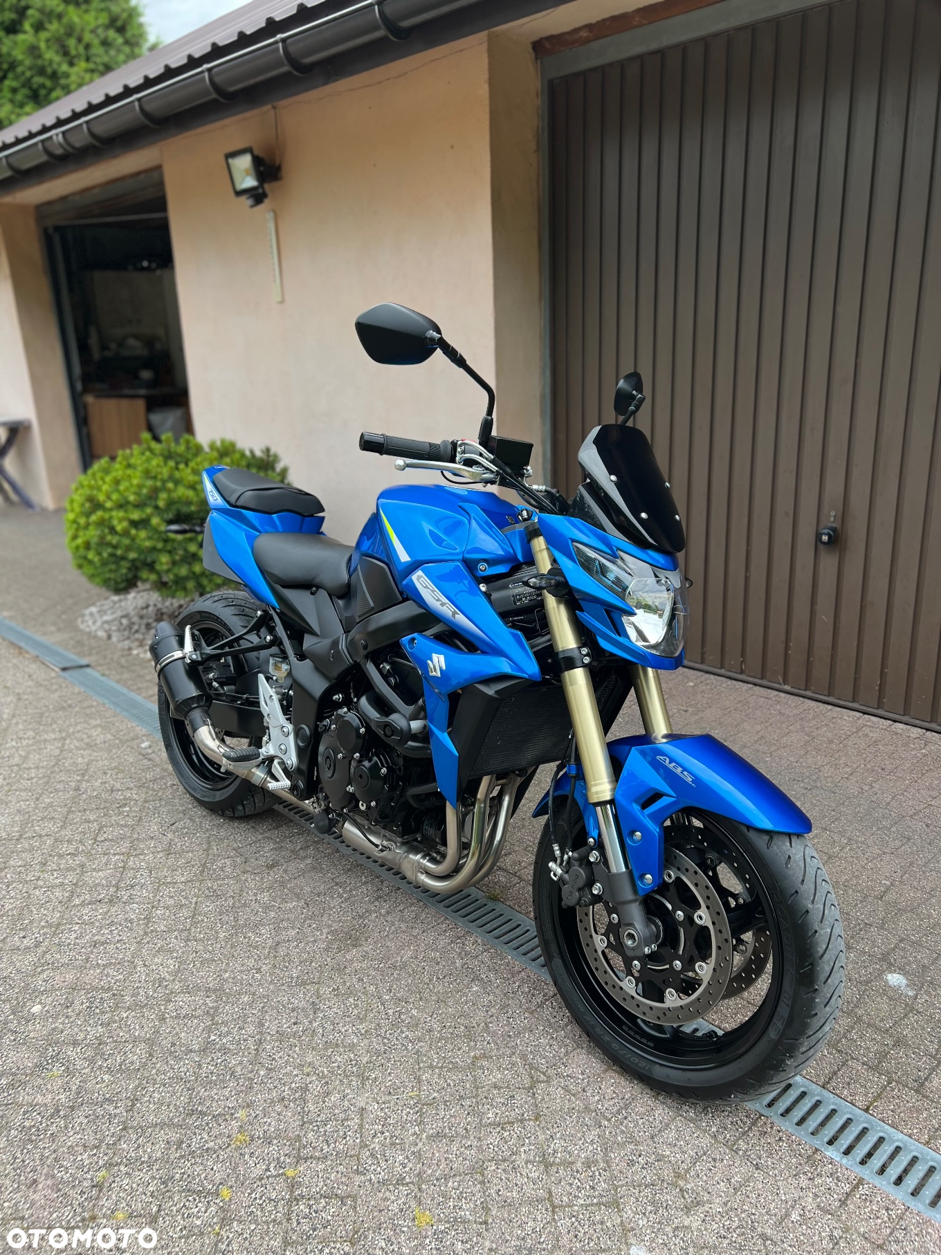 Suzuki GSR - 19
