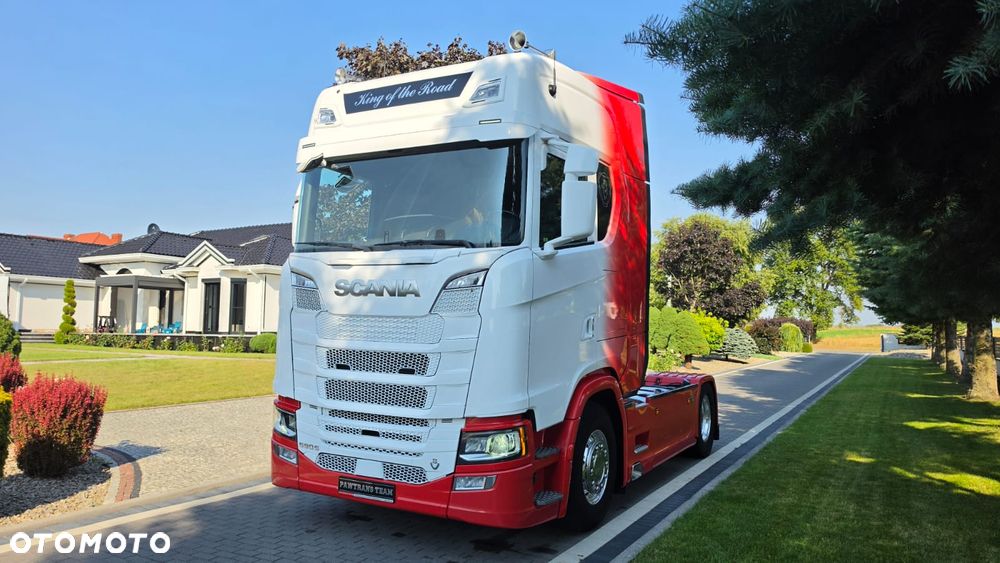 Scania ///V8///S590///2022///RETARDER/// KLIMATYZACJA POSTOJOWA///FULL LED///ALUFELGI///ZABUDOWY MIĘDZYOSIOWE///SKÓRY///WYŚWIETLACZ OBCIĄŻENIA///NAWIGACJA///TV/// STAN BARDZO DOBRY - 1