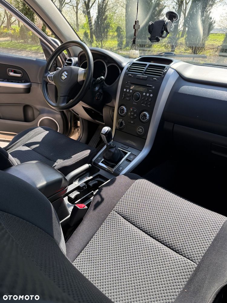 Suzuki Grand Vitara 2.0 Comfort + - 9