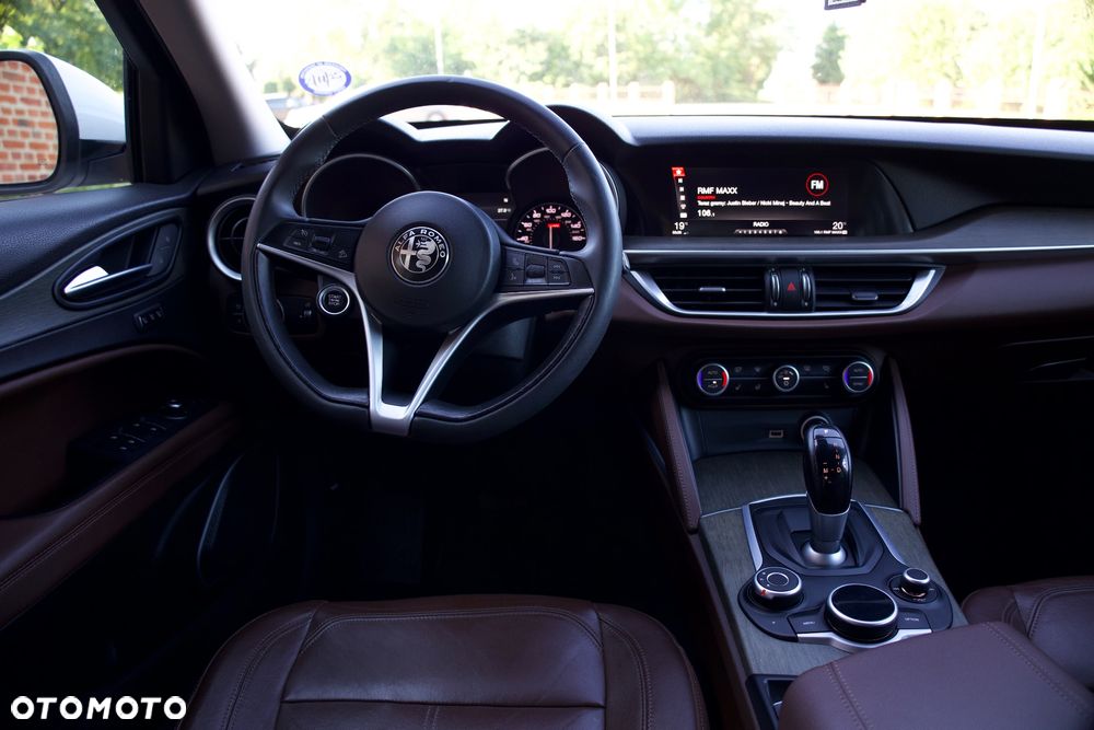 Alfa Romeo Stelvio 2.0 Turbo 16V AT8-Q4 Ti - 8