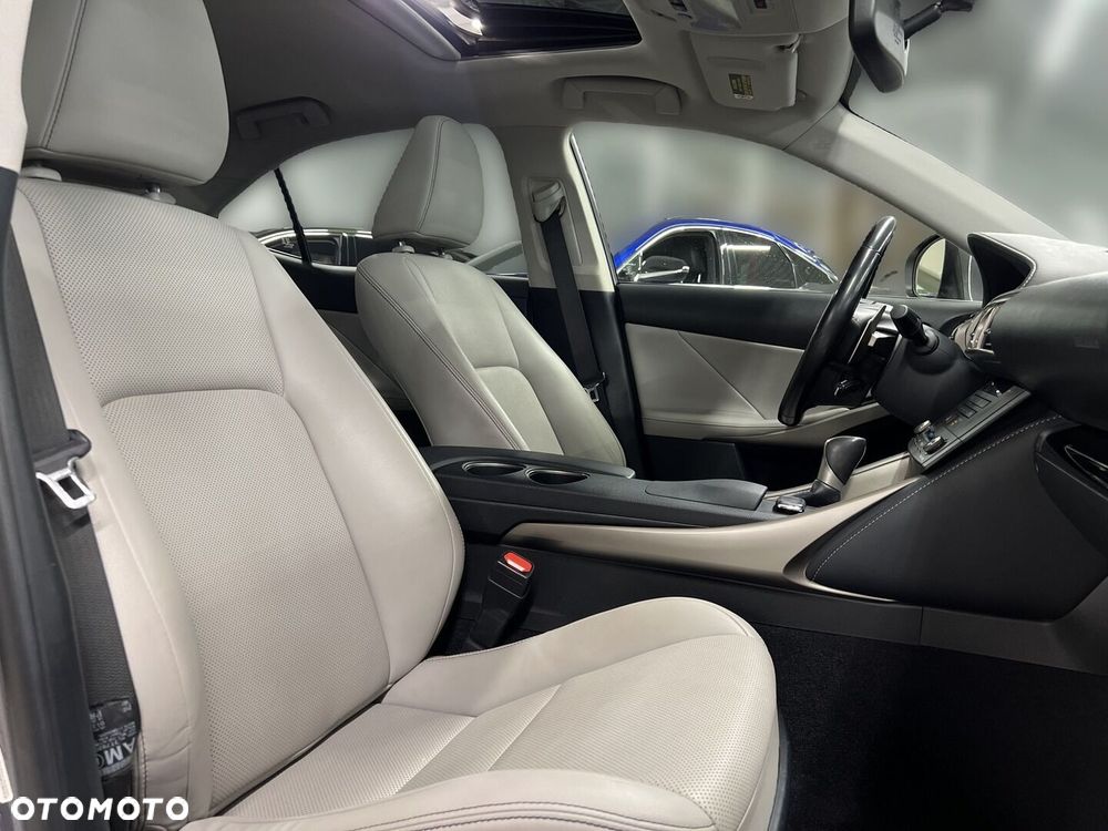 Lexus IS 200t Prestige - 12