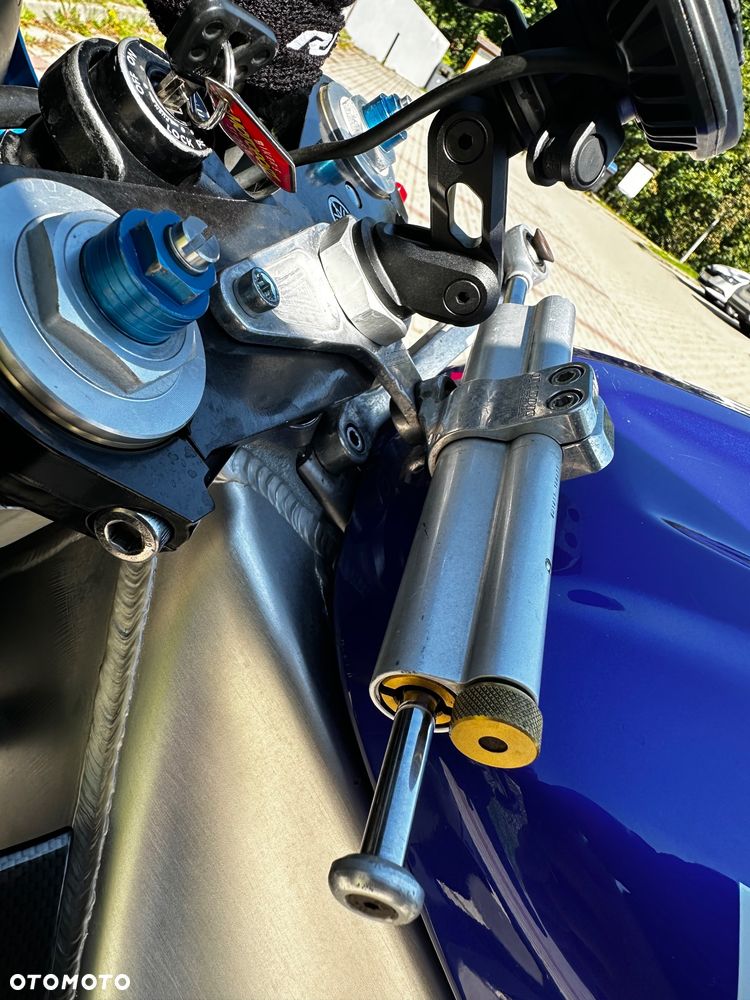 Yamaha R1 - 8