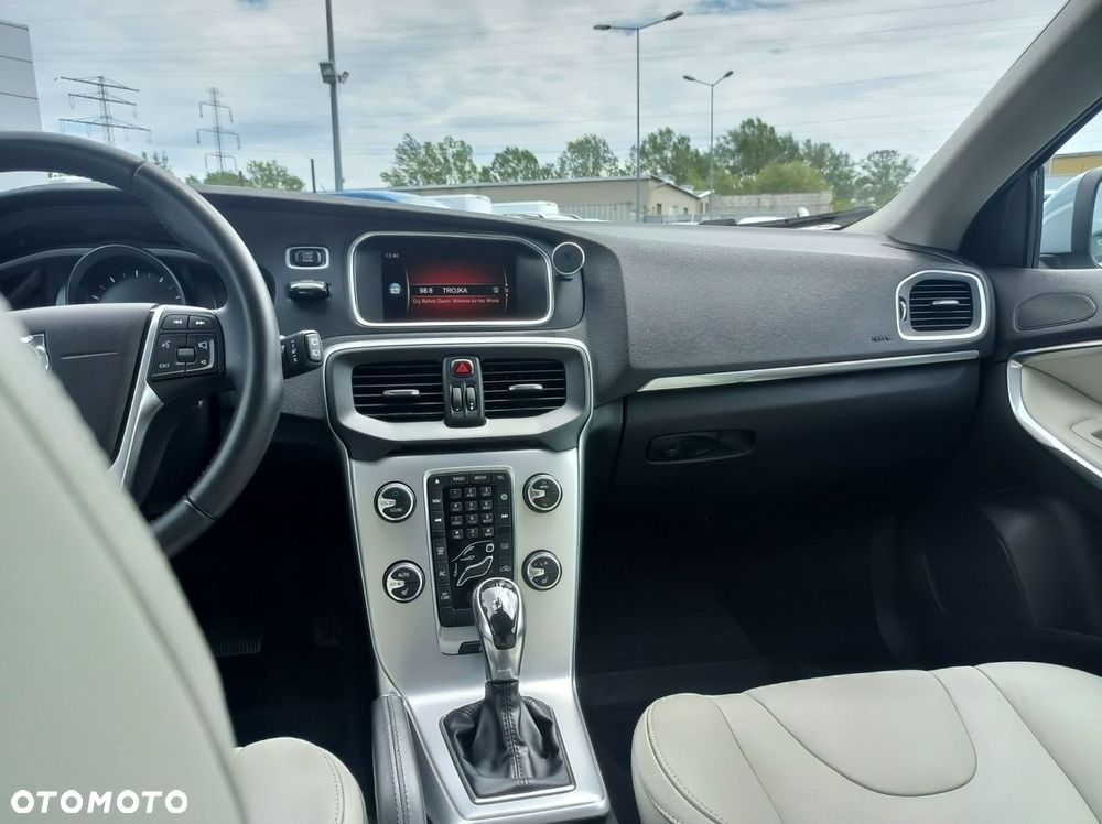 Volvo V40 - 25