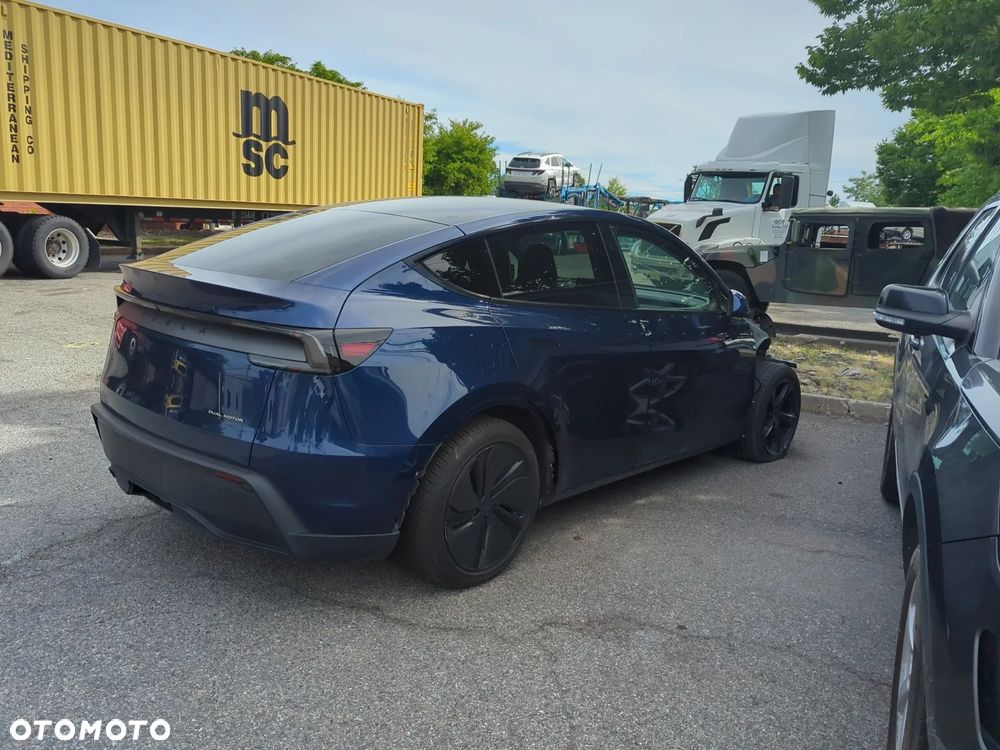 Tesla Model Y - 12