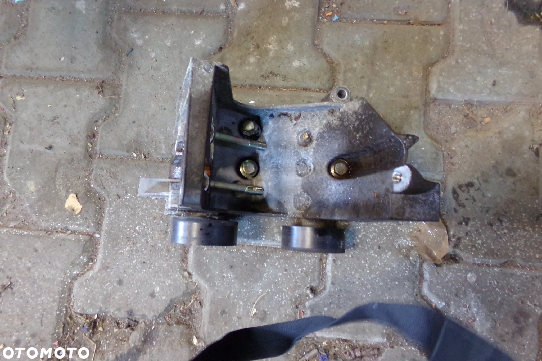 Mocowanie alternatora sprężarki rolek Ford Fiesta MK6 1.3B - 3