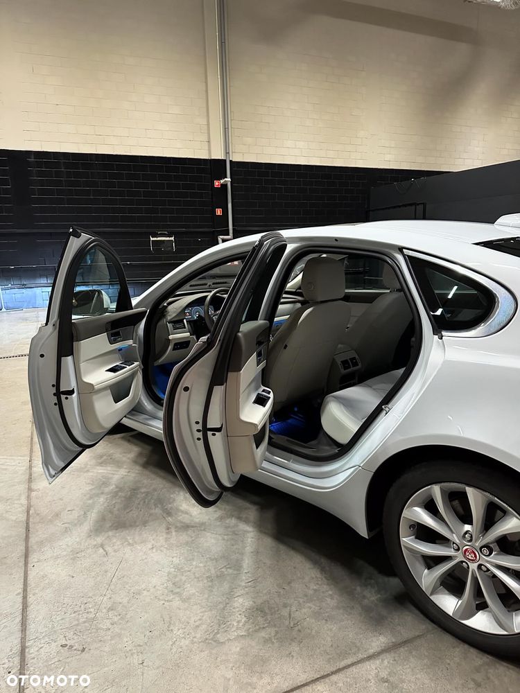 Jaguar XF 2.0 T R-Sport - 12