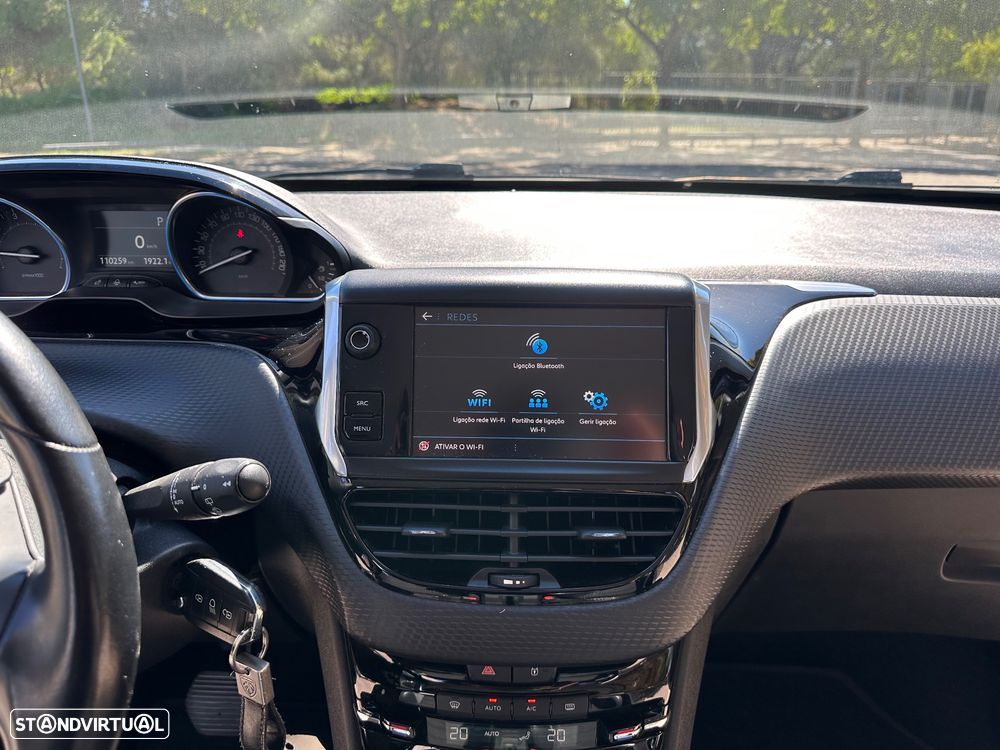 Peugeot 2008 1.2 PureTech Allure EAT6 - 21
