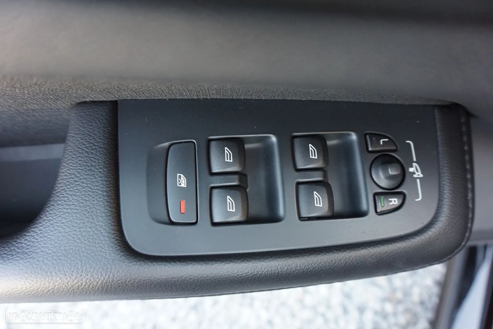 Volvo V60 2.0 B4 Momentum Core Geartronic - 29