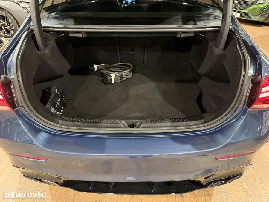 Mercedes-Benz A 250 Limousine e AMG Line - 28