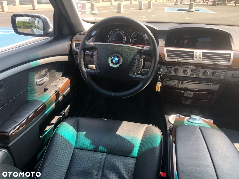 BMW Seria 7 745i L - 36
