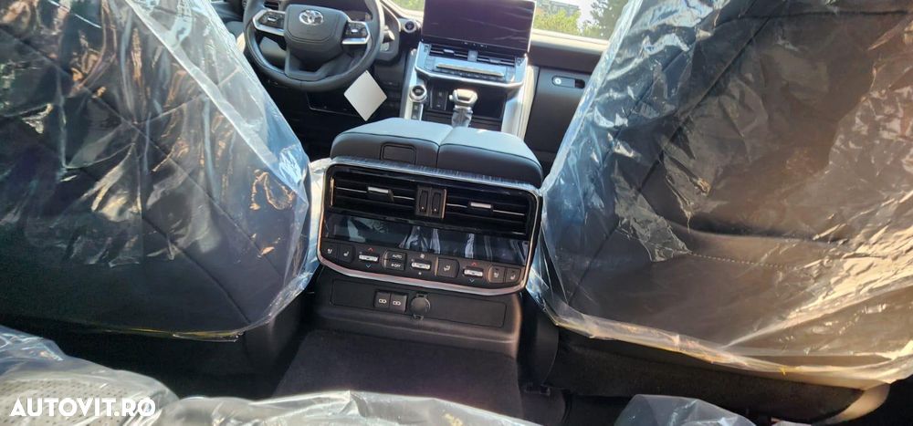 Toyota Land Cruiser 300 - 13