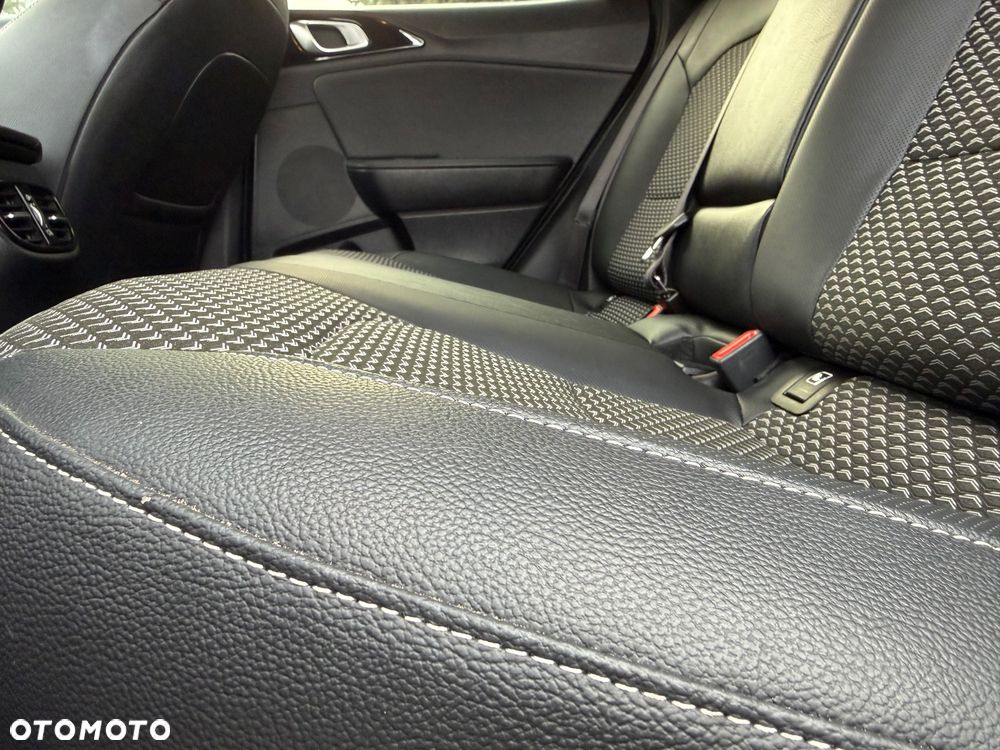 Kia XCeed 1.5 T-GDI L Business Line DCT - 36