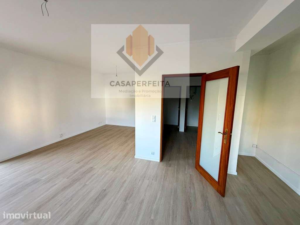 Apartamento T2 Renovado com Varanda e Lugar de Garagem - Baguim do ... - Grande imagem: 4/21