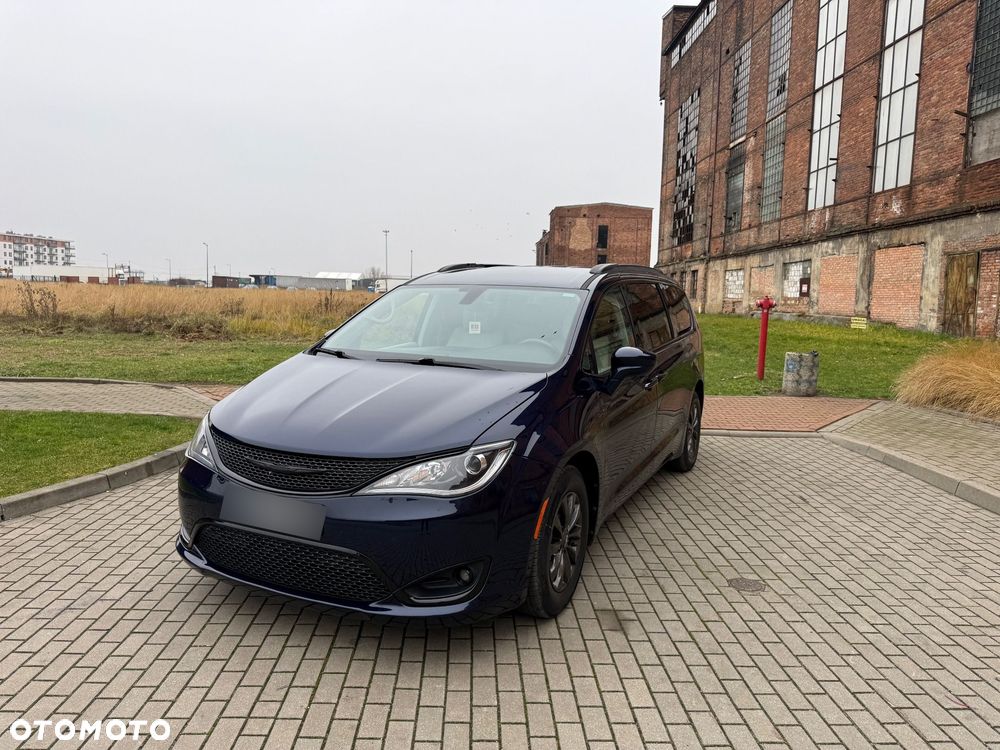 Chrysler Pacifica - 4