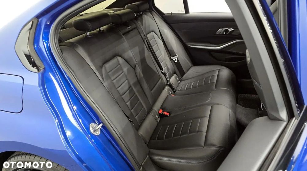 BMW Seria 3 330i M Sport - 10