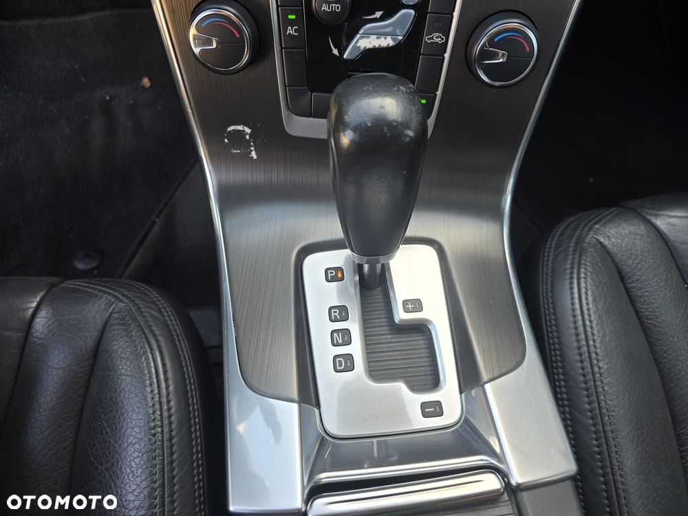 Volvo V60 D3 Geartronic R-Design - 16