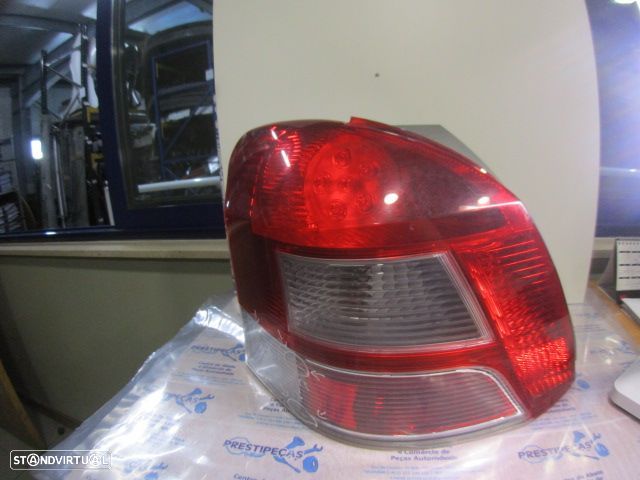 Farol Tras Stop3293 TOYOTA YARIS 2011 1.4 D4D 90CV 5 CINZA ESQ ORIGINAL Danificado - 1